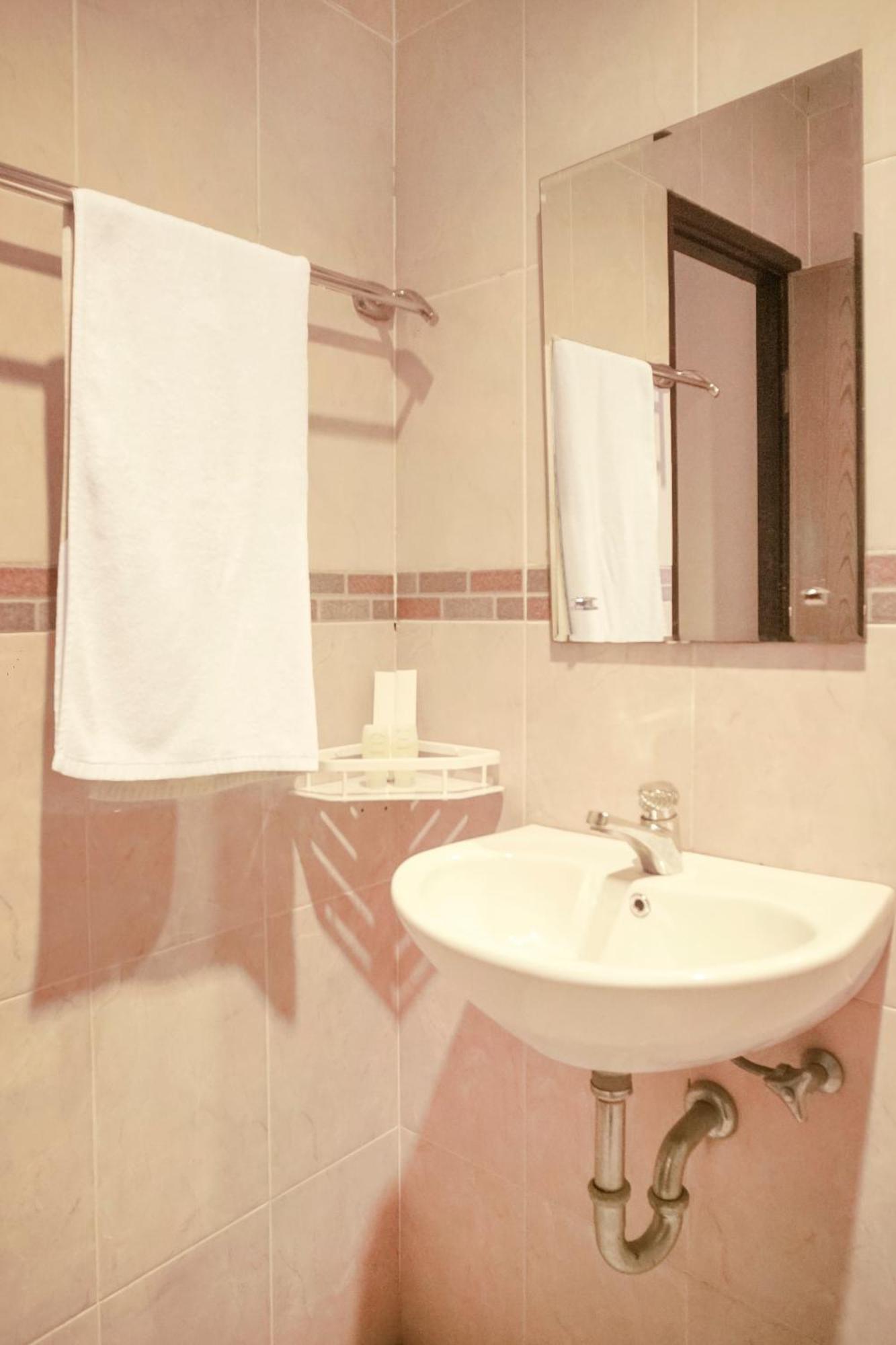 โอโย 142 โฮเต็ล อัลฟูร์กอน ชาเรียะฮ์ Hotel ปาเลมบัง ภายนอก รูปภาพ