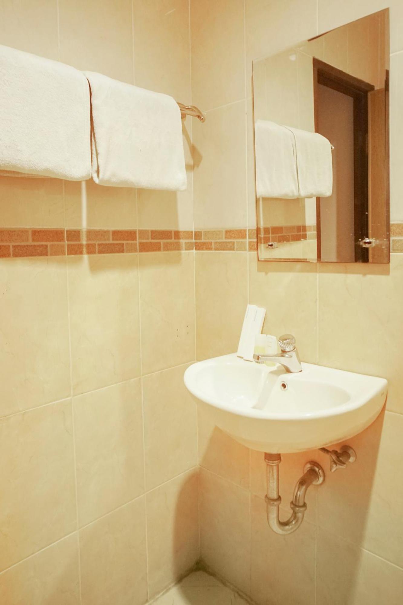 โอโย 142 โฮเต็ล อัลฟูร์กอน ชาเรียะฮ์ Hotel ปาเลมบัง ภายนอก รูปภาพ